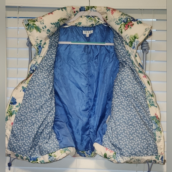 Blue Floral Quilted Vest With Hood. Size Large. - Picture 4 of 9